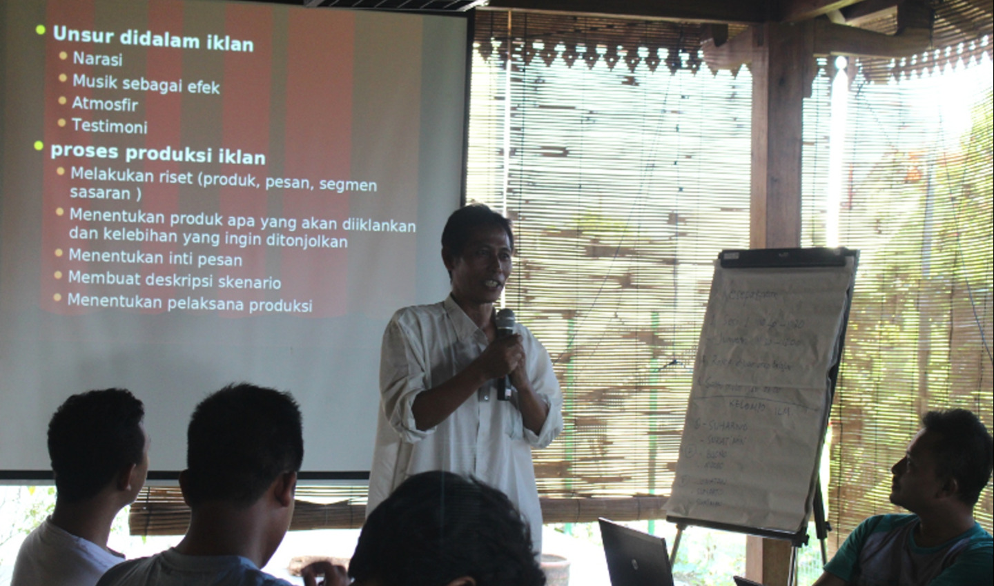 Menggaungkan Sistem Verifikasi Legal Kayu Lewat Radio Komunitas