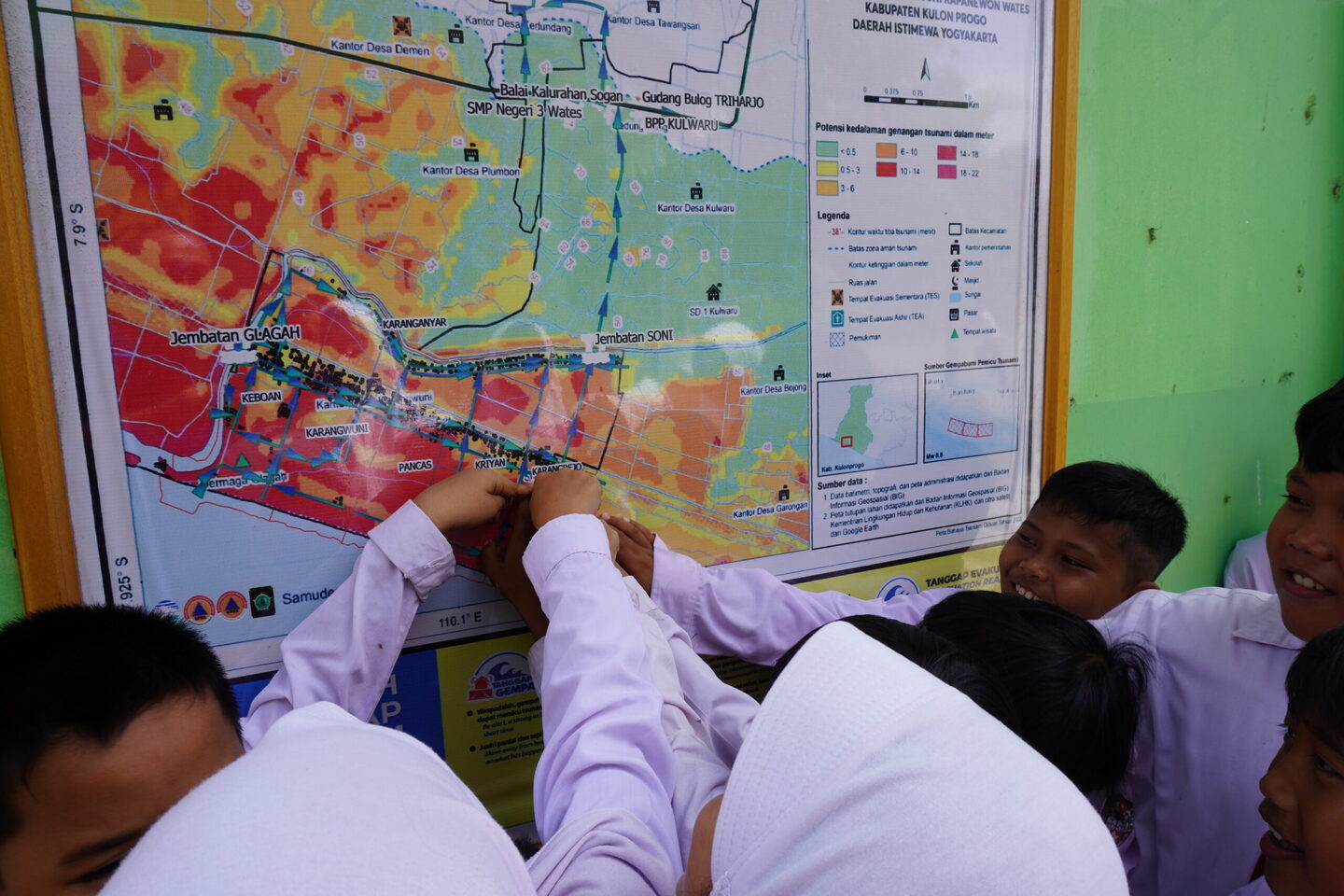 Tingkatkan Literasi Digital Dan Mitigasi Kebencanaan Bagi Komunitas Sekolah Dasar Di Pesisir Jawa Selatan