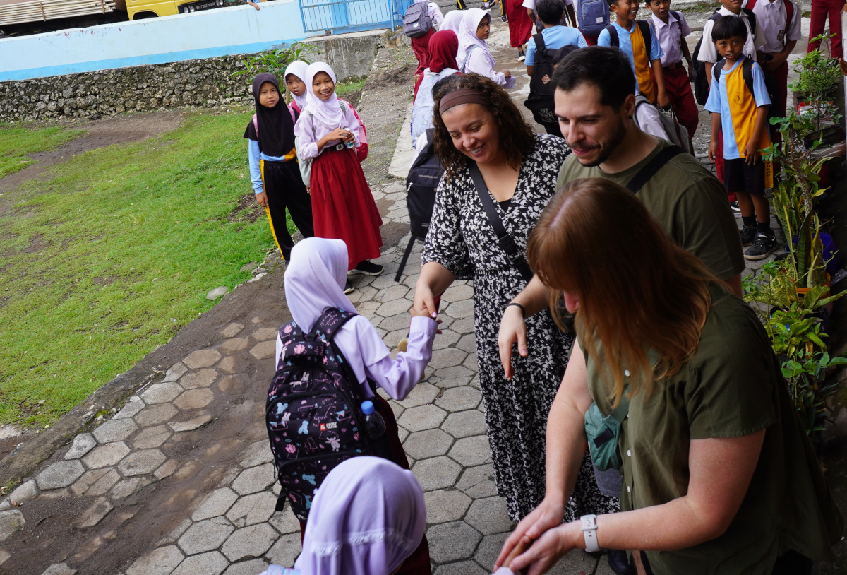 Kunjungan Tim ISOC: Dukung Penguatan Kualitas Jaringan Internet Serta Keamanan Internet Sekolah Di Wilayah Rawan Bencana Pesisir Selatan Jawa